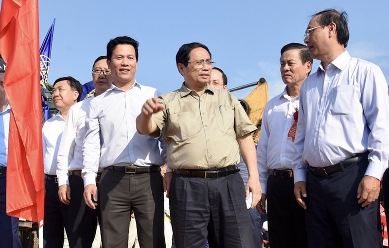 Thủ tướng Phạm Minh Chính thị sát công trường dự án. 