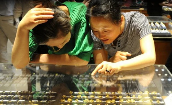 Gold price drops 700,000 VND/tael, experts advise investors to be cautious when buying gold "surfing"