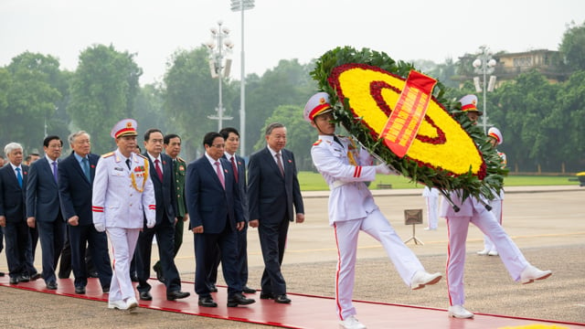 Các đồng chí lãnh đạo Đảng, Nhà nước và đại biểu Quốc hội vào Lăng viếng Chủ tịch Hồ Chí Minh