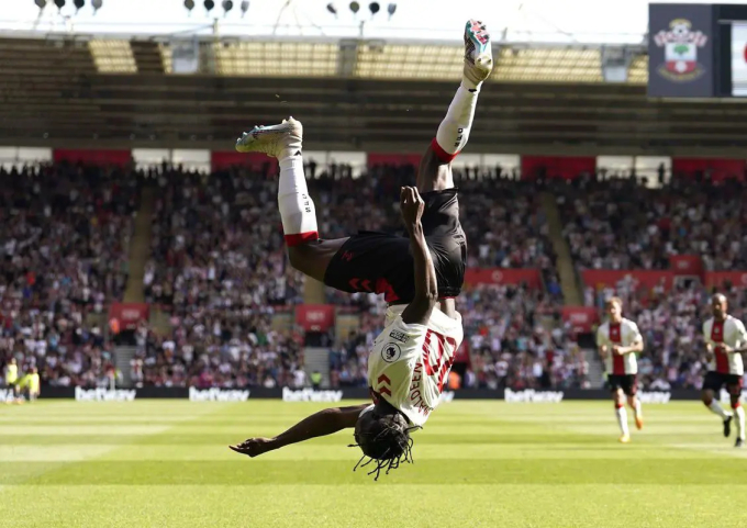 Sulemana dio una voltereta para celebrar su gol contra el Liverpool la noche del 28 de mayo. Foto: AP