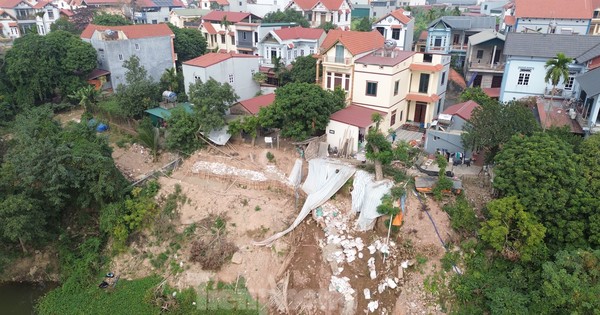 The dike collapsed, houses tilted and cracked.