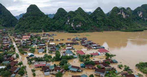 Nước lên cao 2m, nông dân Tân Hoá quá quen, lên nhà phao ở, bình thản với lũ