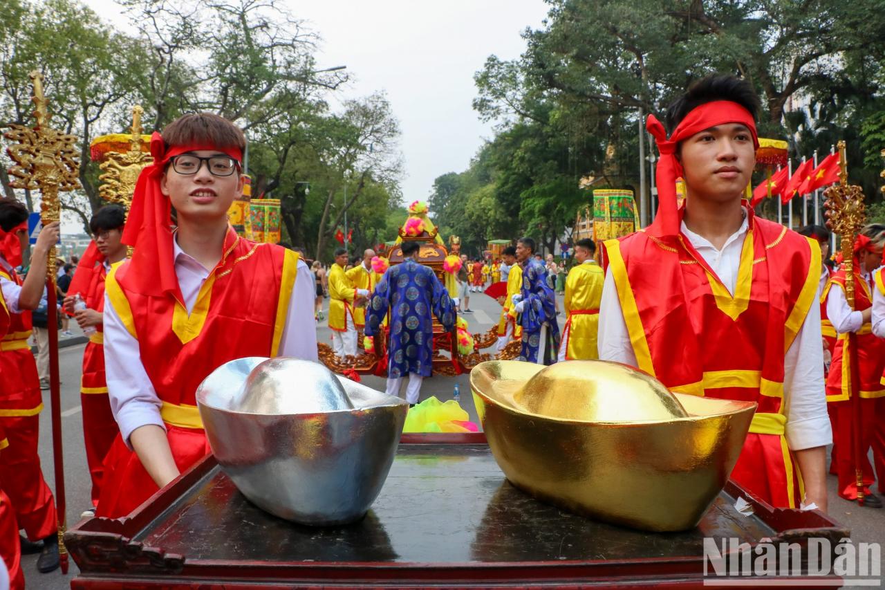 [Photo] Bustling traditional procession of Kim Ngan Communal House Festival photo 8