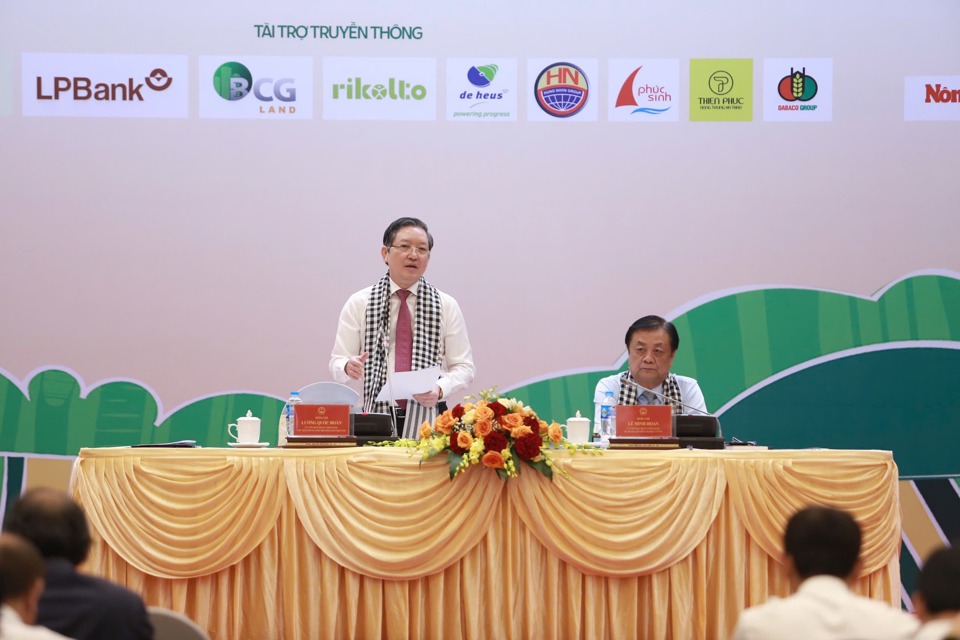 El presidente del Sindicato de Agricultores de Vietnam, Luong Quoc Doan, habló en el foro.