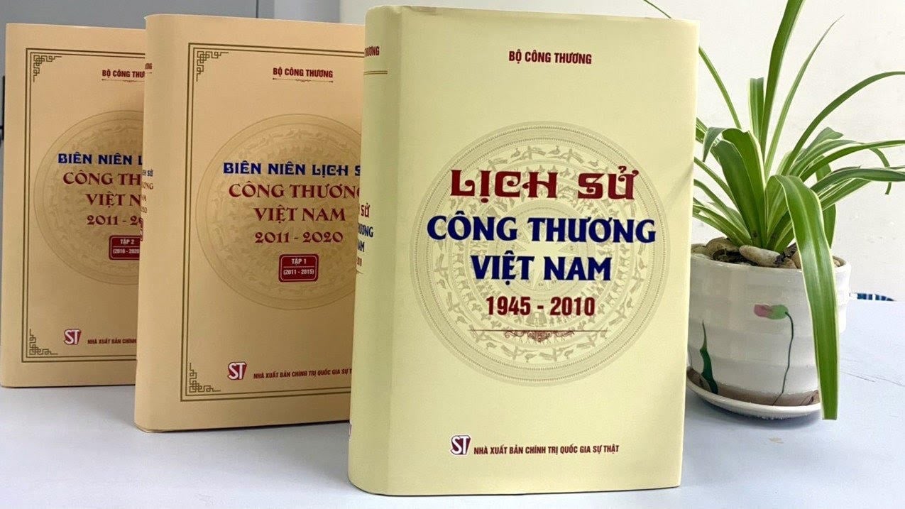 Annonce d'une série de livres massifs sur l'histoire du secteur industriel et commercial du Vietnam