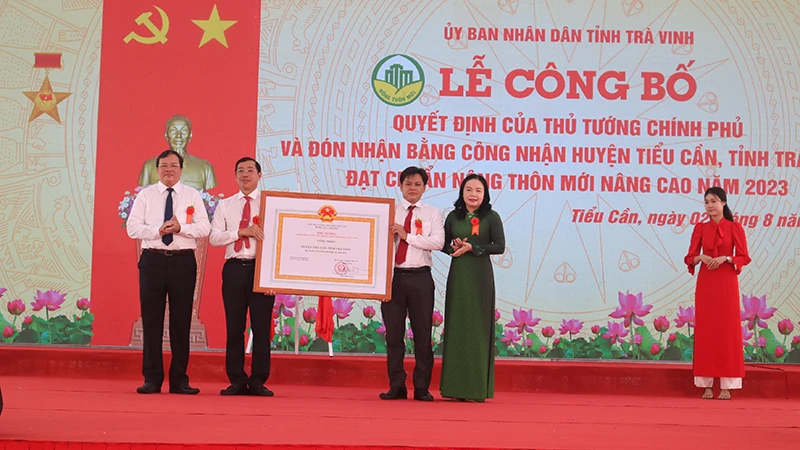 Trà Vinh: Công bố 2 huyện Tiểu Cần, Cầu Kè đạt chuẩn nông thôn mới nâng cao