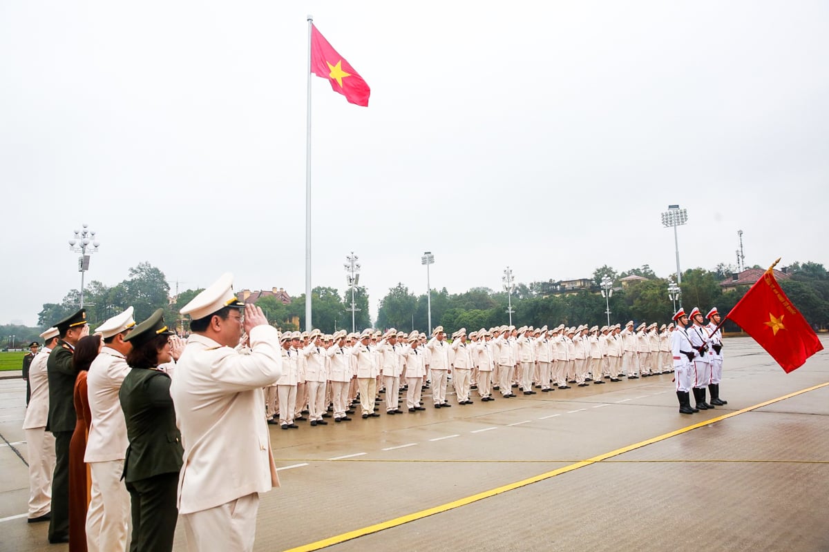 Evento: La policía de Hanoi informa sobre sus logros al tío Ho en la plaza Ba Dinh