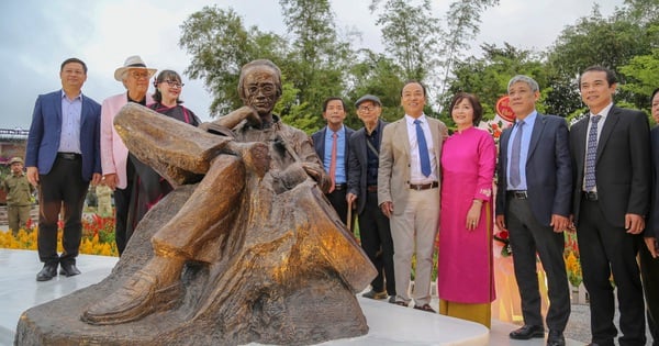 Inauguración de la estatua artística del músico Trinh Cong Son en el río Huong