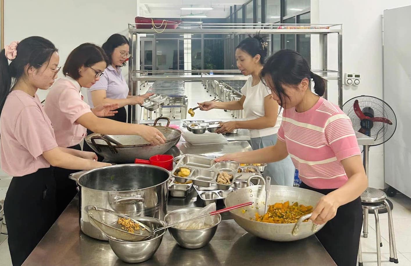 トゥオンカット中学校の教師と職員は、住民に宿泊施設と食事を提供しています。写真：学校提供