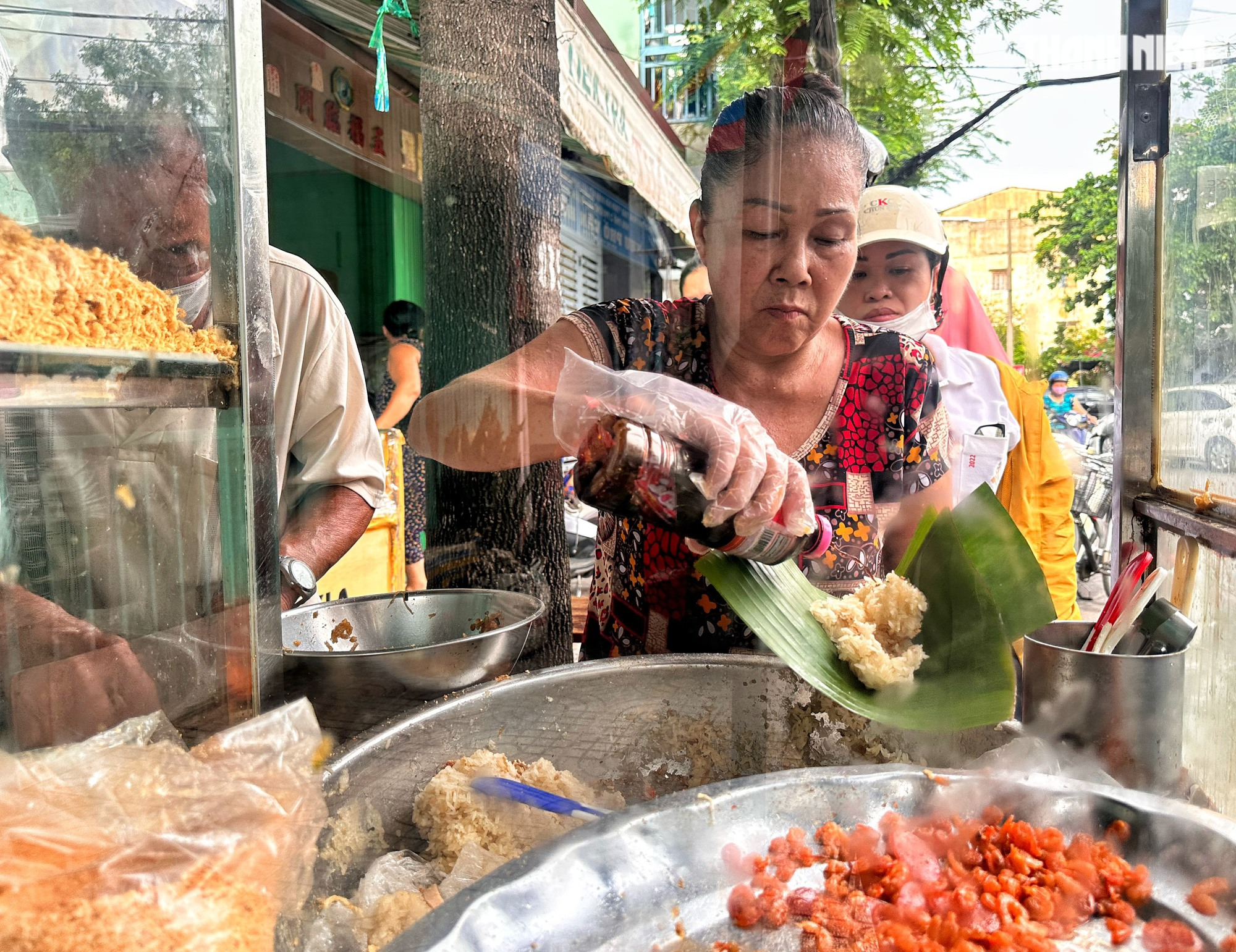 ‘Xôi cứu hỏa’ TP.HCM 40 năm gói lá chuối: Khách đông vì 'cho xôi ngậm nước dừa'  - Ảnh 8.