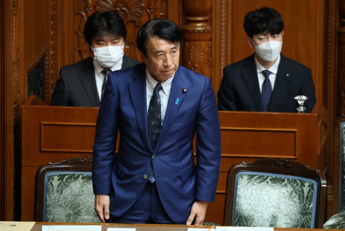 Der japanische Justizminister Ken Saito verbeugt sich, nachdem das Oberhaus am 16. Juni Änderungen am Sexualstrafrecht verabschiedet hat. Foto: AFP