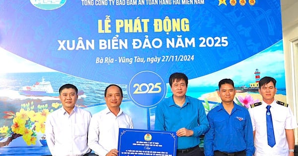 Transport Trade Union gives early Tet gifts to maritime workers