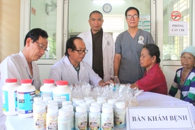 Organize medical examination, provide free medicine and give gifts to families with revolutionary contributions in Huong Hoa district