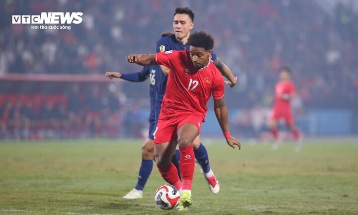 Xuan Son made the Thai defenders struggle.