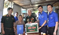 Le premier secrétaire de l'Union centrale de la jeunesse rend visite aux soldats de Dien Bien et leur offre des cadeaux