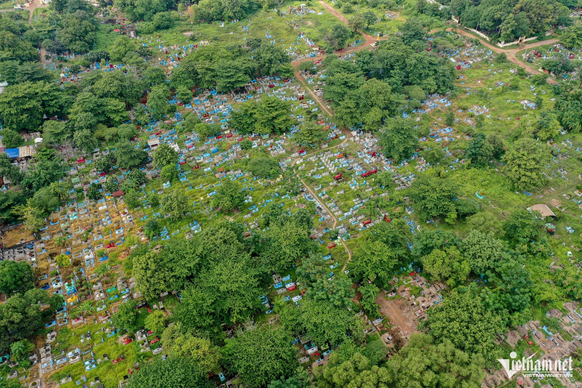 Close-up of the largest cemetery in Ho Chi Minh City, about to become a school and park photo 1