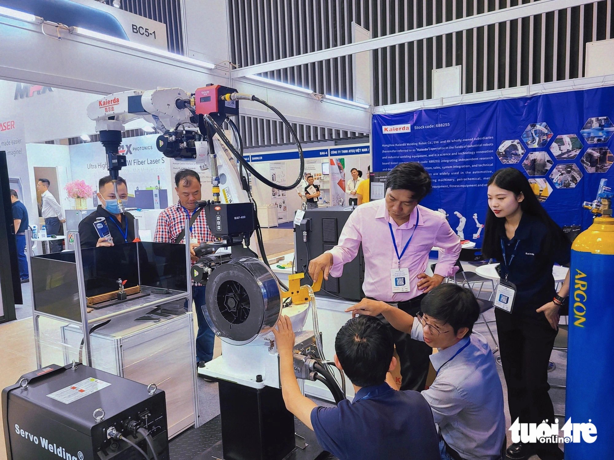 Khách tham quan tìm hiểu một chiếc tay robot tại MTA Vietnam 2024 - Ảnh: NHẬT XUÂN