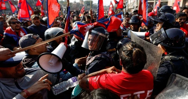 Hàng vạn người biểu tình đụng độ dữ dội với cảnh sát tại Nepal