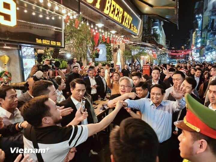 Witnessed by Prime Minister Pham Minh Chinh and NVIDIA Chairman Jensen Huang, the agreement was signed between Minister of Planning and Investment Nguyen Chi Dung, representing the Vietnamese Government, and Mr. Jay Puri, Executive Vice President of NVIDIA Global Operations, in Hanoi. (Photo: Minh Son/Vietnam+)