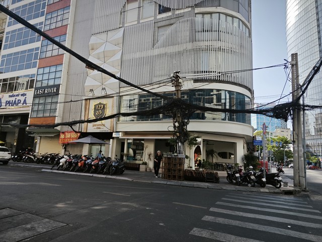 호치민 시내에 BMW 차량 난입, 혼란 초래 (사진 2)