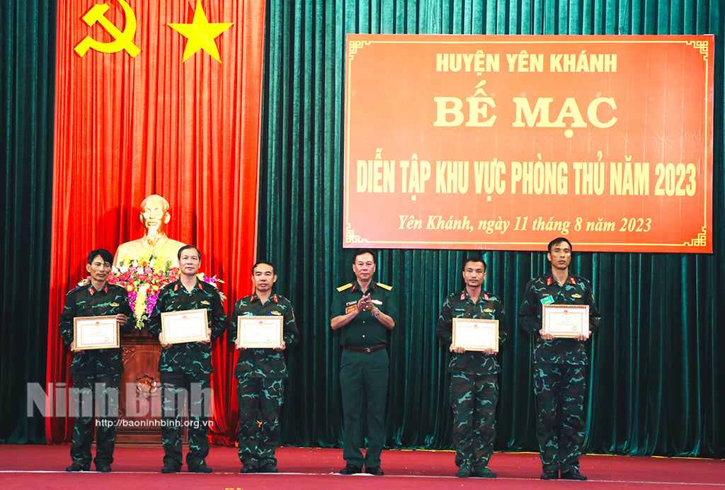 Ceremonia de clausura del ejercicio de defensa del distrito de Yen Khanh 2023