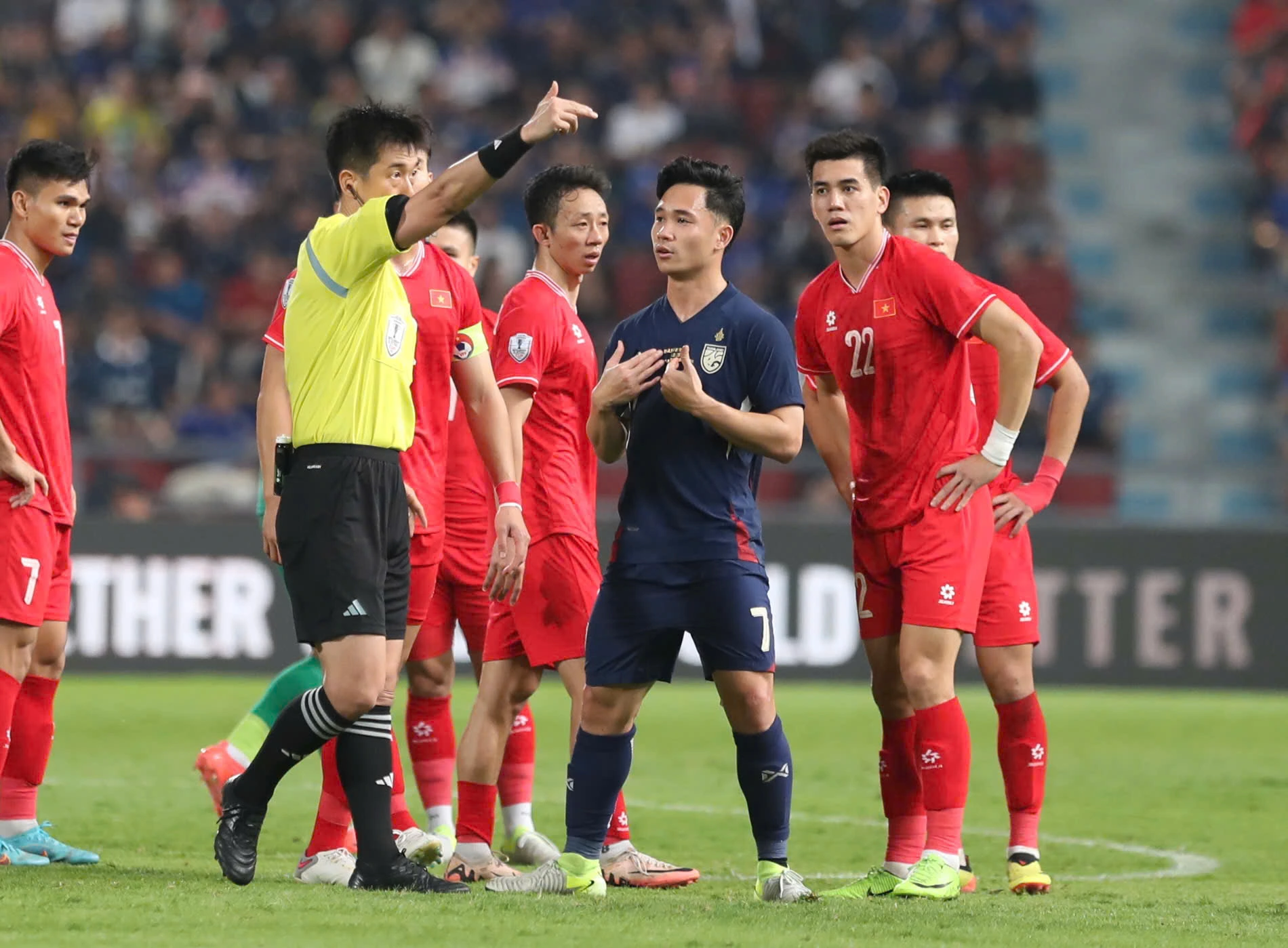 Thái Lan ghi bàn thiếu fair-play, HLV Ishii lạnh lùng: 'Bàn thắng đó đẹp mà?'