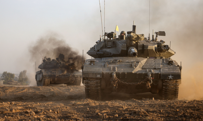 Israelische Panzer nähern sich am 3. Dezember der Grenze zum Gazastreifen. Foto: AFP