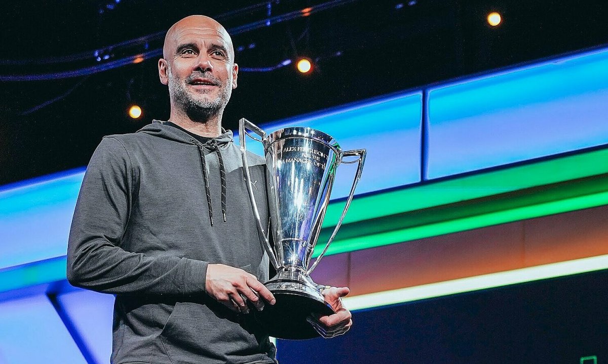 Guardiola lập cú đúp danh hiệu HLV hay nhất mùa