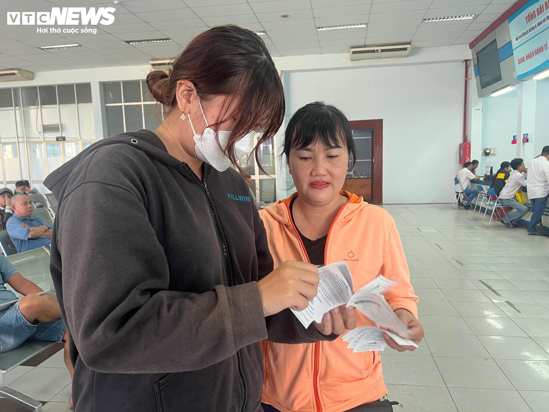 Der Bahnhof Saigon eröffnet am ersten Tag den Tet-Ticketverkauf, die Leute kaufen problemlos Tickets – 12