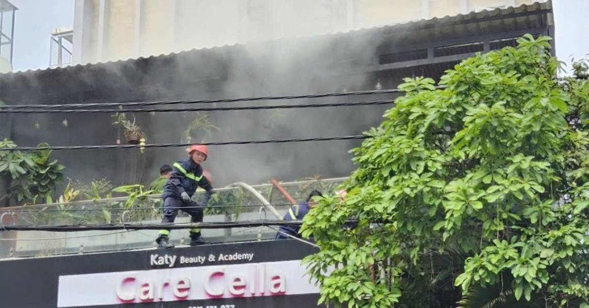 Un incendio devora una pensión de siete plantas en Ho Chi Minh y los inquilinos huyen en pánico