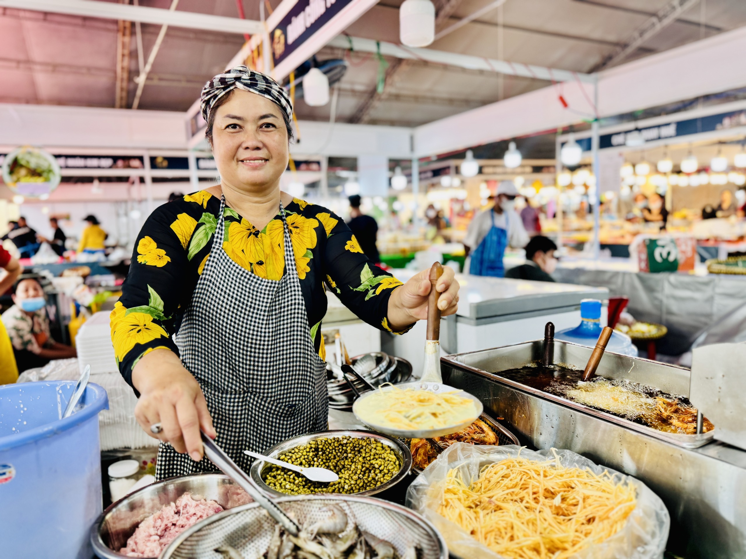 Ngày hội bánh dân gian TP.HCM: Người dân thỏa thích chọn, ăn đủ loại bánh 3 miền mừng ngày 20.10- Ảnh 1.