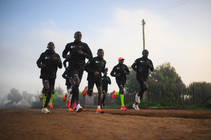 Kipchoge (rechts) mit Mitgliedern des NN Running-Teams während einer Langstreckentrainingseinheit in Iten, Eldoret, Kenia. Foto: NN Running