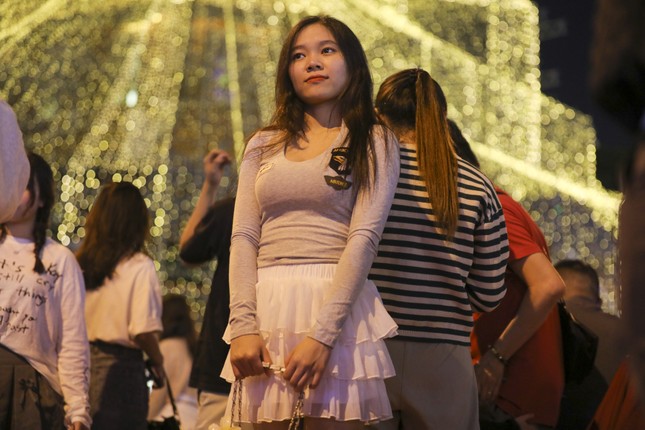 호치민시 크리스마스 이브에 미녀들이 아름다움을 뽐내고 있다 (사진 3)