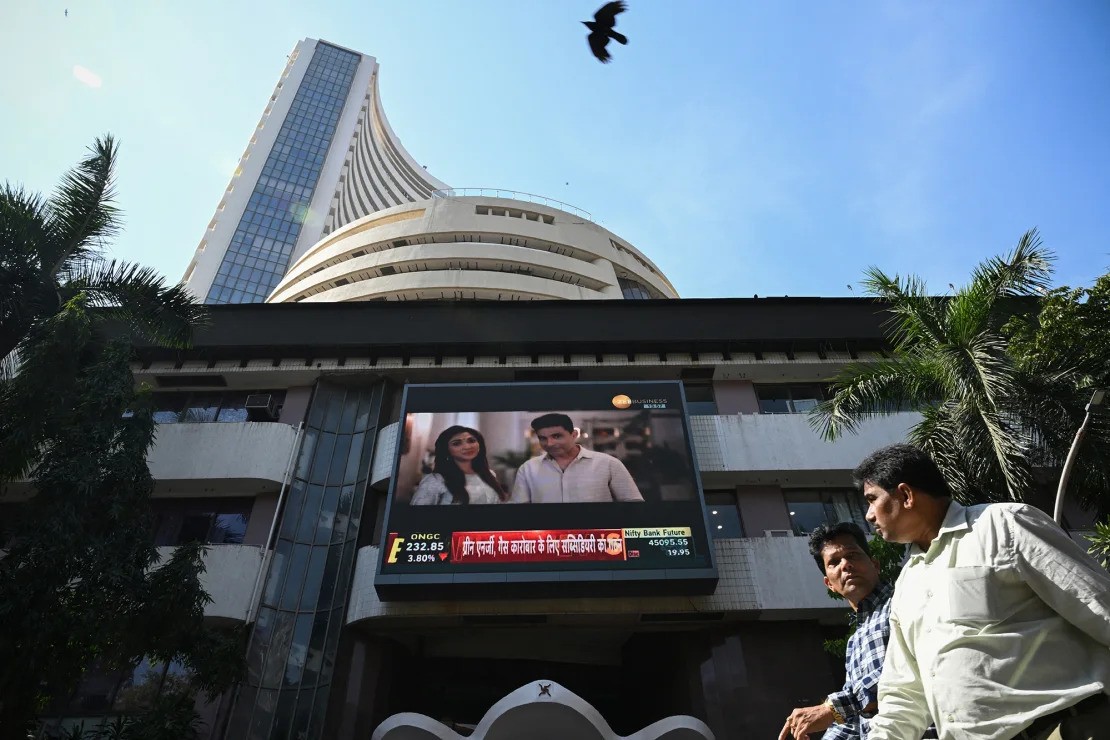 Người đi bộ đi ngang qua tòa nhà Sở giao dịch chứng khoán Bombay (BSE) ở Mumbai. (Nguồn: Getty Images)