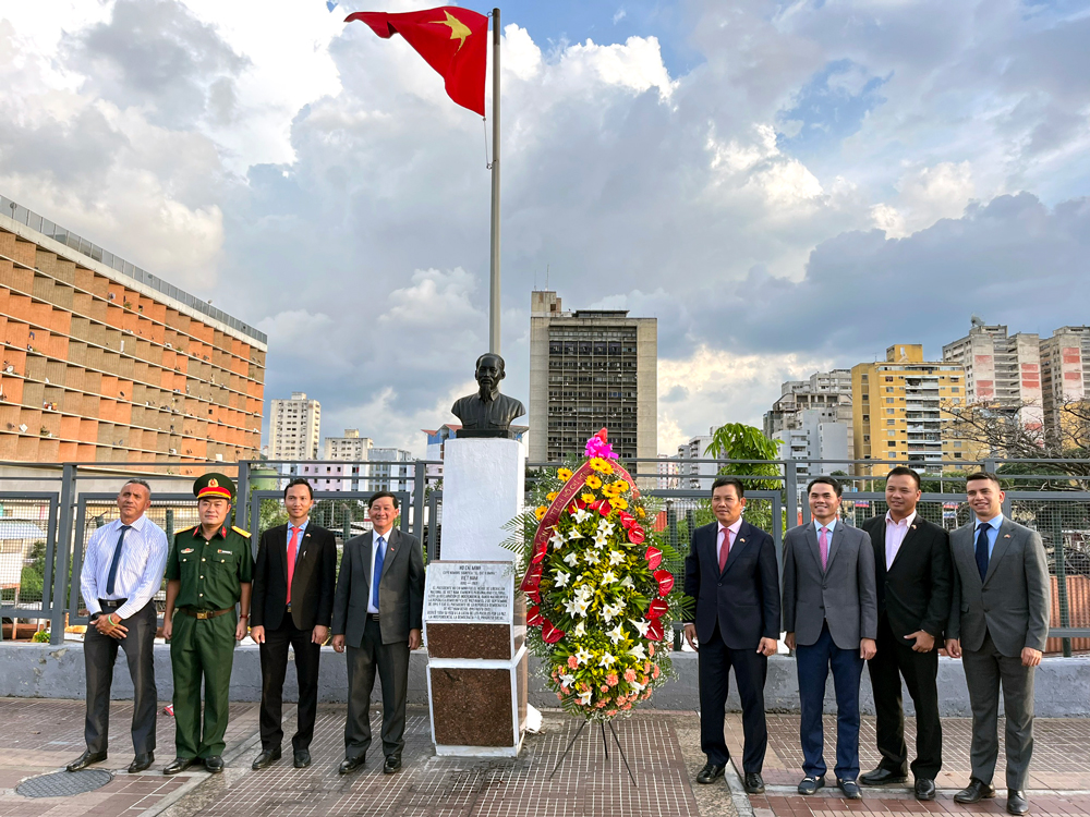- La delegación ofreció flores y tomó fotos de recuerdo en el monumento a Ho Chi Minh.