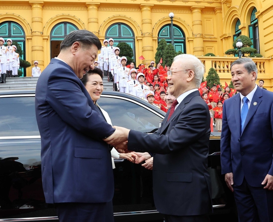 Tổng bí thư Nguyễn Phú Trọng và phu nhân chào đón Tổng bí thư, Chủ tịch nước Trung Quốc Tập Cận Bình và phu nhân tại Phủ Chủ tịch chiều 12-12 - Ảnh: TTXVN