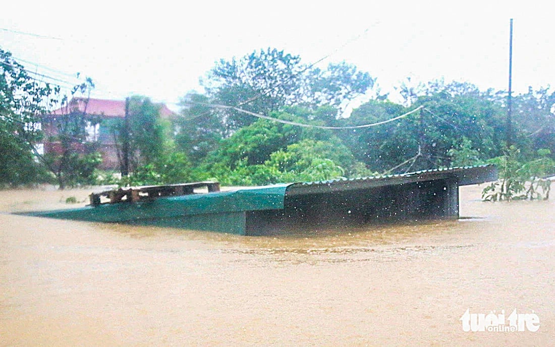 Ngồi thuyền đi sâu vào 'rốn lũ' quận Hoàn Kiếm chứng kiến cảnh người Hà Nội bị ngập lút mái nhà - Ảnh 1.