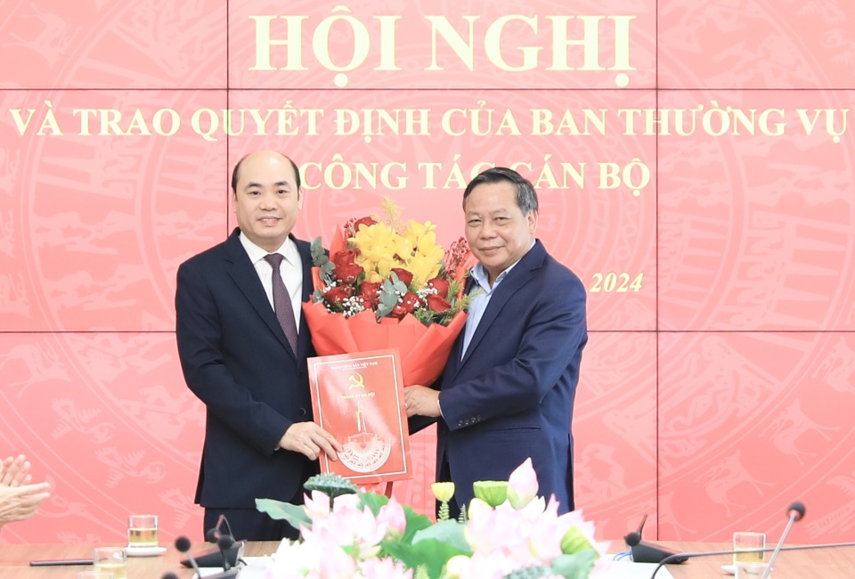 Standing Deputy Secretary of the City Party Committee Nguyen Van Phong presented the decision to Mr. Nguyen Viet Phuong.