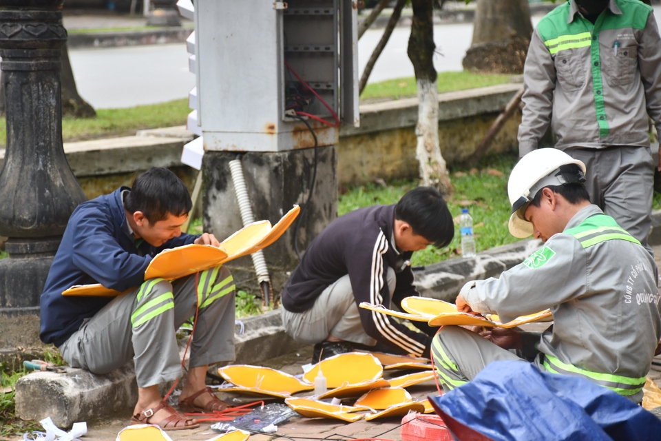 Cùng với linh vật rắn, các tiểu cảnh trang trí khác tại công viên Ba Tơ cũng đang được gấp rút tiến hành.