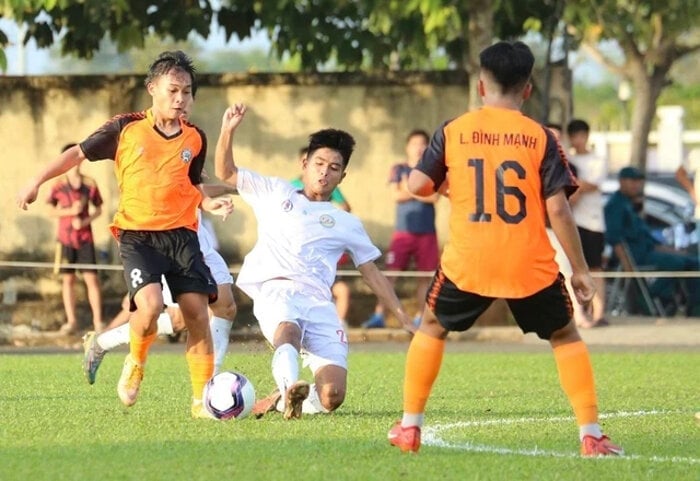 Dinh Manh (លេខ 16) ស៊ុតបញ្ចូលទី U19 Ba Ria Vung Tau ។