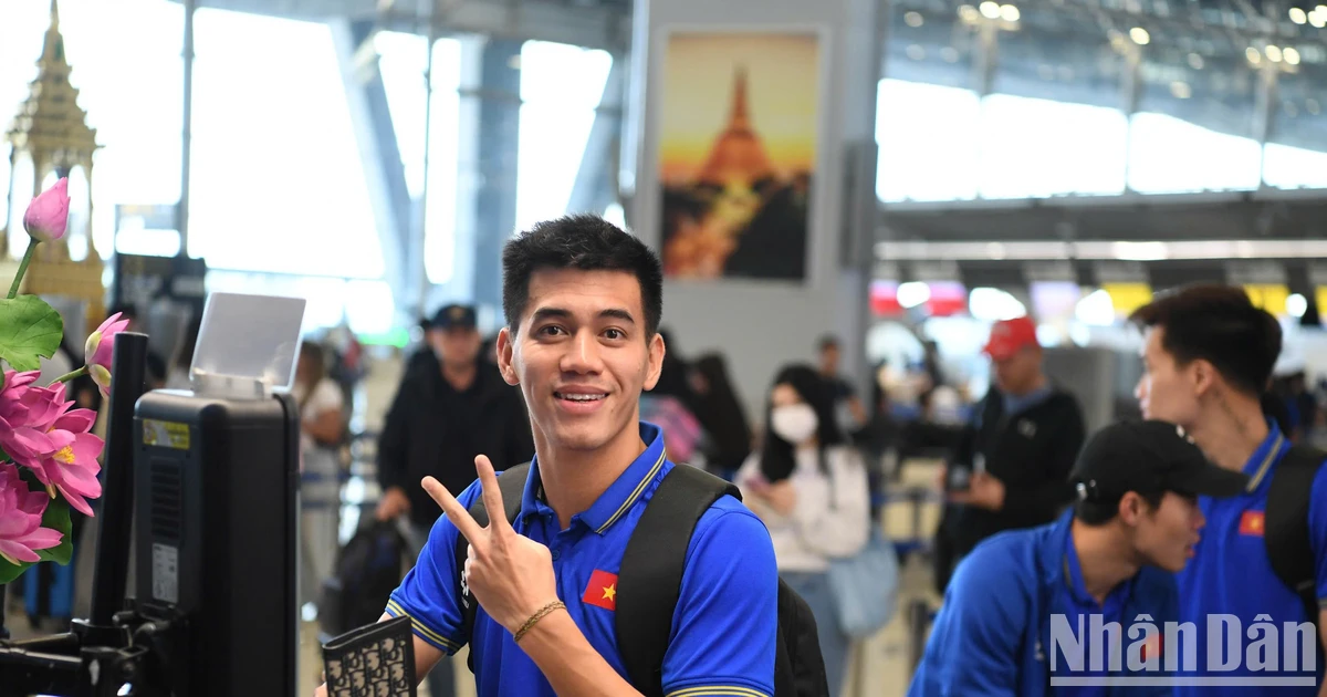 [Photo] Keeping their promise, the Vietnamese team brought the championship cup back home.