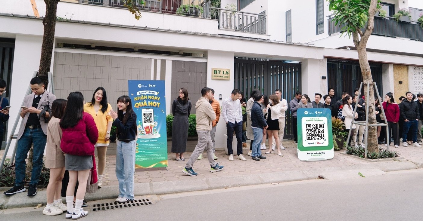 Viele Kunden nahmen an der Eröffnungszeremonie des TingTing Speaker Store teil.