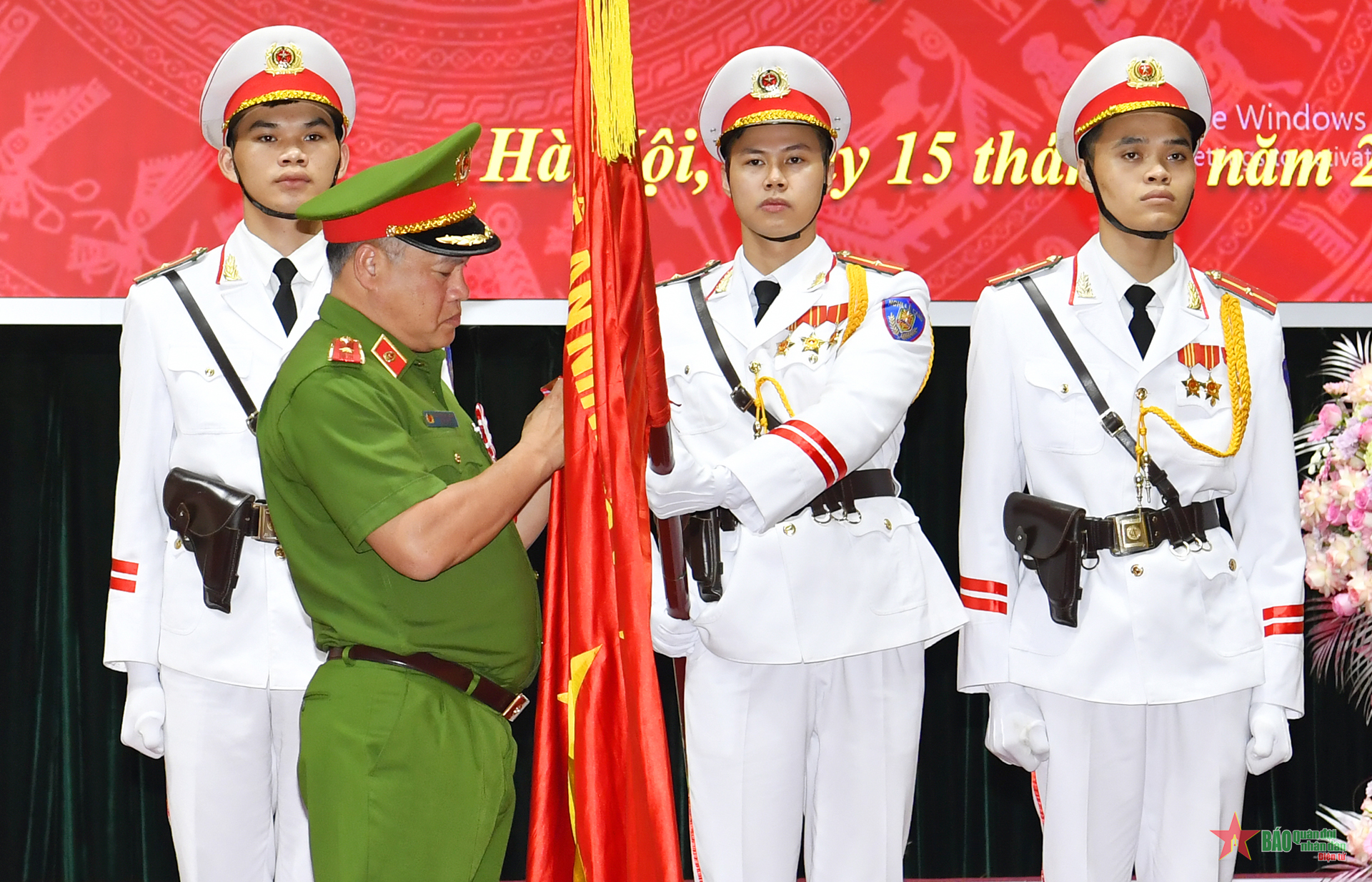 បណ្ឌិតសភានគរបាលប្រជាជនទទួលបានមេដាយការងារថ្នាក់ទី២