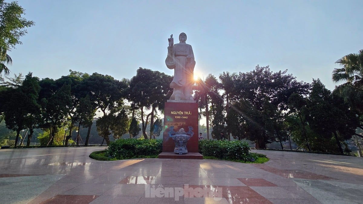 Flower gardens and parks in Ha Dong district 'wear new clothes' after investment and renovation photo 12