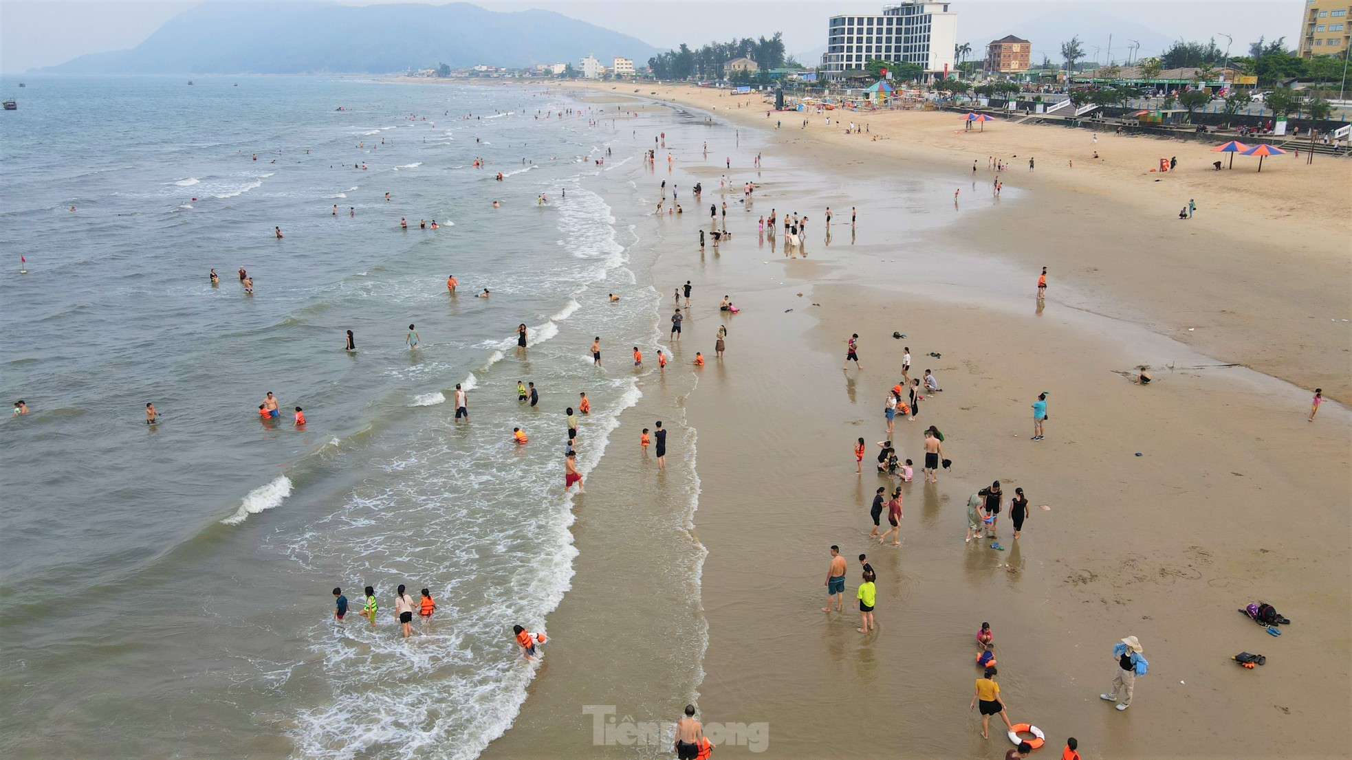 Les touristes viennent à la plage de Thien Cam pour se « rafraîchir » photo 2