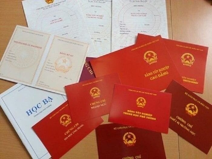 Bao Loc City People's Committee requested investigation and termination of contracts with 13 people suspected of using fake certificates. (Illustration photo)