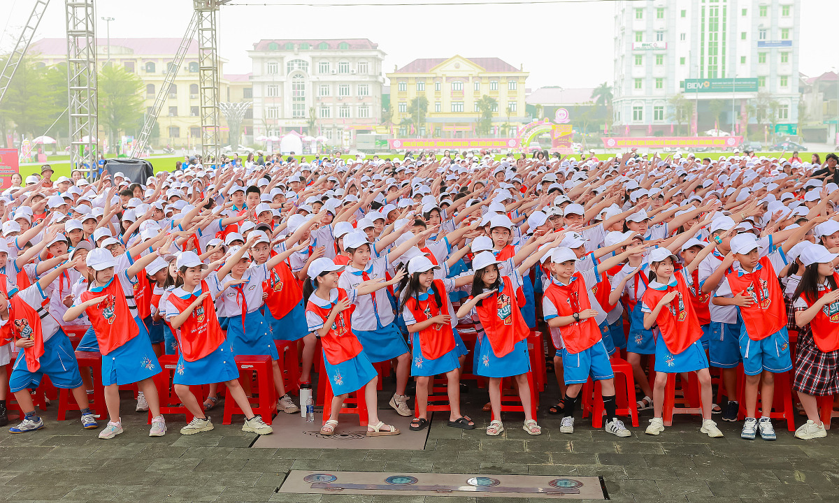 Mehr als 5 Millionen Kinder treten gemeinsam auf und stellen damit einen vietnamesischen Rekord auf