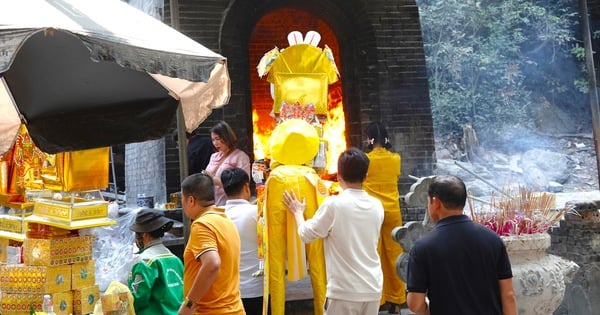 Caballos de papel gigantes alineados esperando ser quemados en el Templo Cho Cui