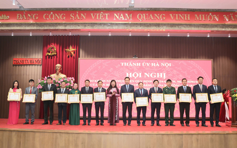 Die Vorsitzende des Komitees der Vaterländischen Front der Stadt, Nguyen Lan Huong, verlieh Personen für herausragende Leistungen Verdiensturkunden des Ständigen Ausschusses des Parteikomitees von Hanoi.