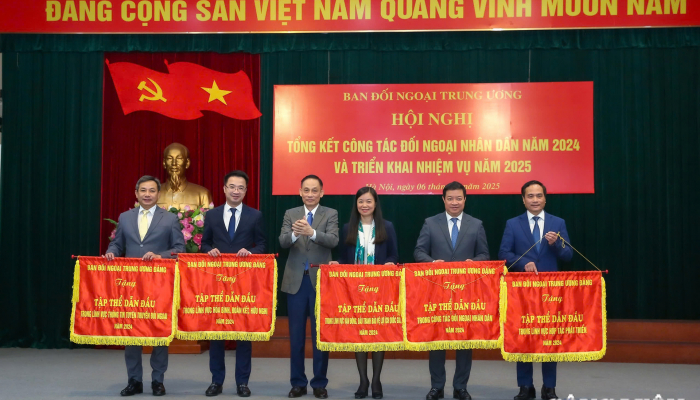 La Asociación de Periodistas de Vietnam recibe la bandera de emulación para liderar el colectivo en asuntos exteriores del pueblo